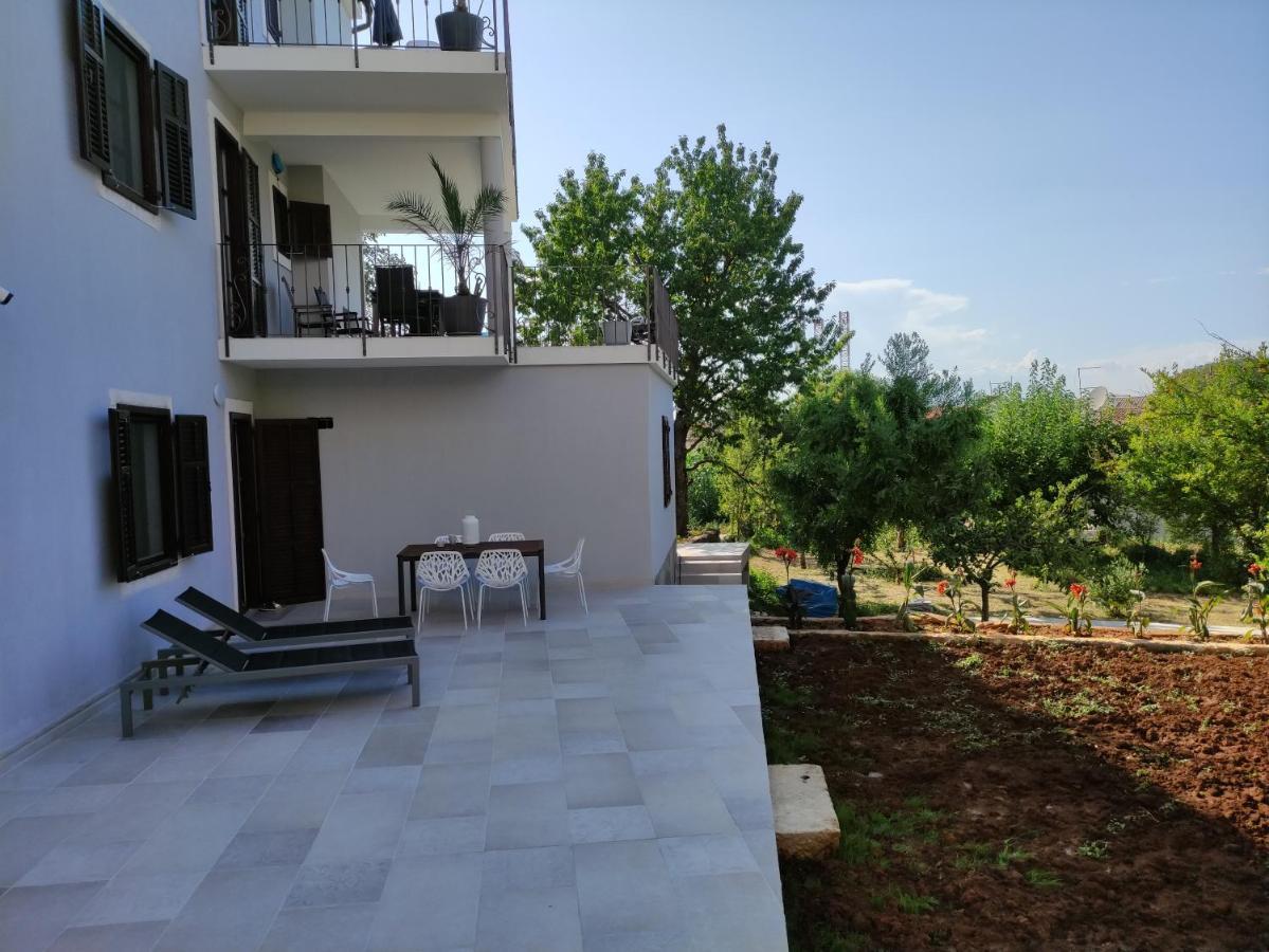 Apartvilla Castropola Kültér fotó