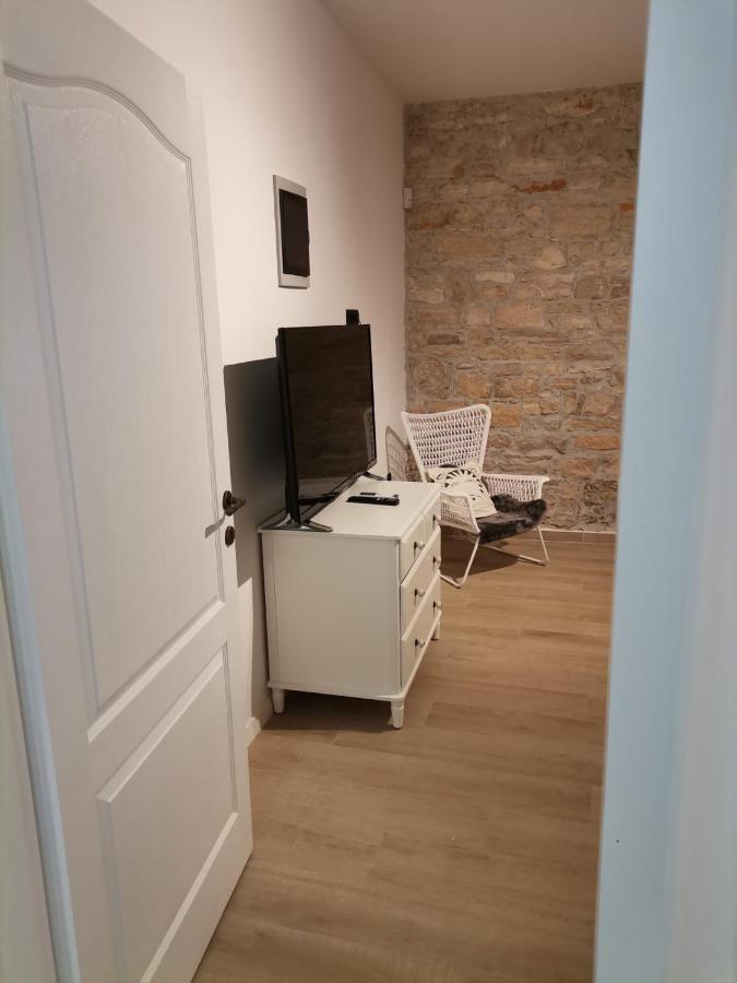 Apartvilla Castropola Kültér fotó